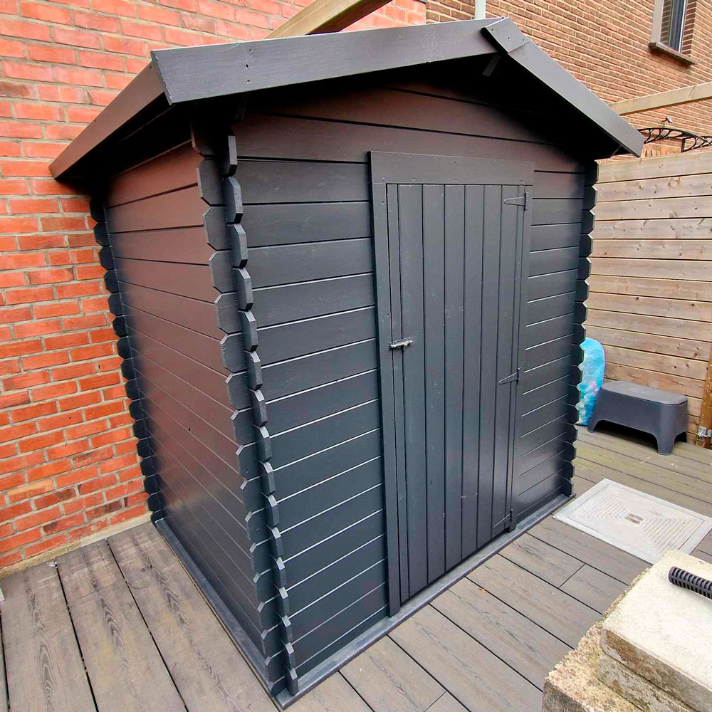 Klein geschilderd tuinhuisje.